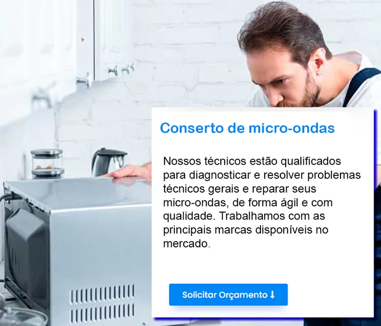 Técnico realizando conserto de micro-ondas em Recife